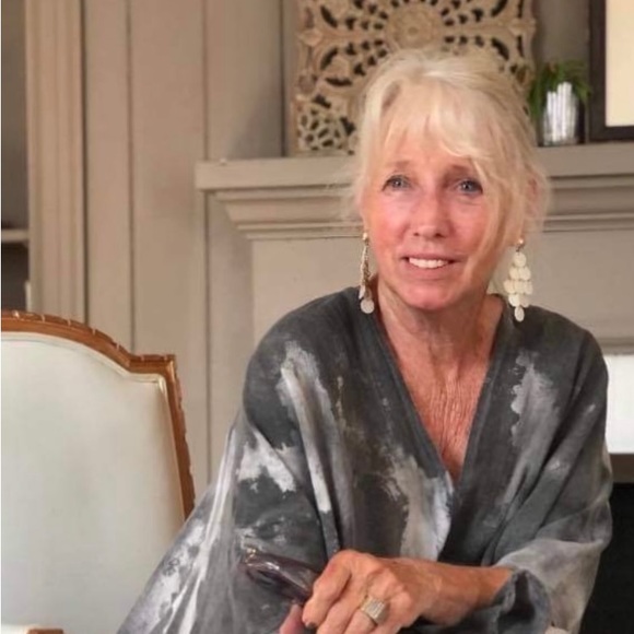 Meet your Posher, Dee - Picture 2 of 2